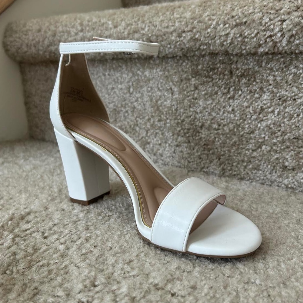 Kelly & Katie White Hailee Sandal Heels - NEW, NEVER WORN (Size 6)